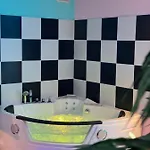Capsule Miami Vice - Jacuzzi - Billard - Ecran Cinema & Netflix - Ping-pong - Nintendo & Jeux- Διαμέρισμα
