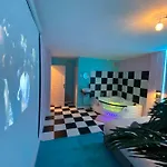 Capsule Miami Vice - Jacuzzi - Billard - Ecran Cinema & Netflix - Ping-pong - Nintendo & Jeux- Διαμέρισμα