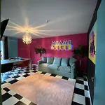 Capsule Miami Vice - Jacuzzi - Billard - Ecran Cinema & Netflix - Ping-pong - Nintendo & Jeux-