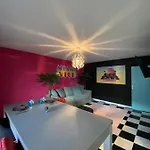 Apartment Capsule Miami Vice - Jacuzzi - Billard - Ecran Cinema & Netflix - Ping-pong - Nintendo & Jeux-