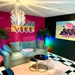 Capsule Miami Vice - Jacuzzi - Billard - Ecran Cinema & Netflix - Ping-pong - Nintendo & Jeux- Διαμέρισμα