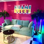 Capsule Miami Vice - Jacuzzi - Billard - Ecran Cinema & Netflix - Ping-pong - Nintendo & Jeux- Apartment Liévin