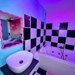 Capsule Miami Vice - Jacuzzi - Billard - Ecran Cinema & Netflix - Ping-pong - Nintendo & Jeux- Διαμέρισμα *