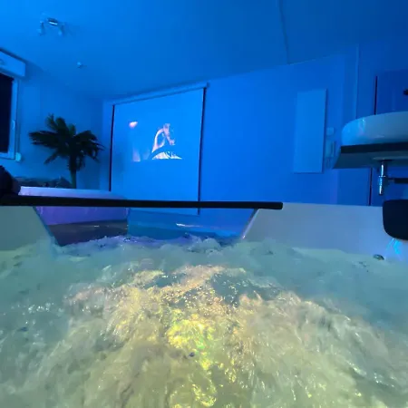 Capsule Miami Vice - Jacuzzi - Billard - Ecran Cinéma&netflix - Ping-pong - Nintendo&jeux- Appartement