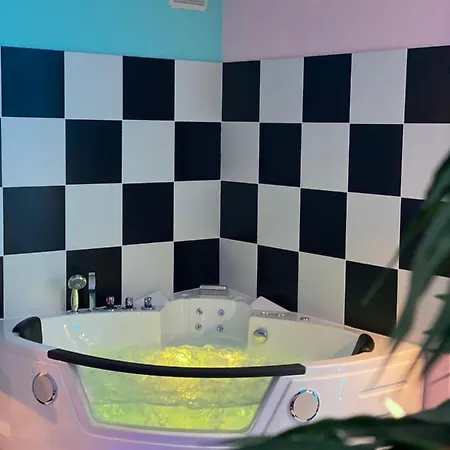 Capsule Miami Vice - Jacuzzi - Billard - Ecran Cinéma&netflix - Ping-pong - Nintendo&jeux- Appartement