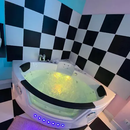 Capsule Miami Vice - Jacuzzi - Billard - Ecran Cinéma&netflix - Ping-pong - Nintendo&jeux- Appartement
