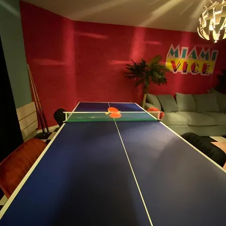Apartment Capsule Miami Vice - Jacuzzi - Billard - Ecran Cinema & Netflix - Ping-pong - Nintendo & Jeux-