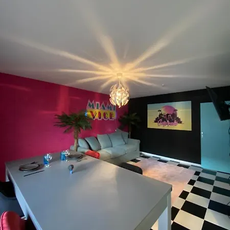 Appartement Capsule Miami Vice - Jacuzzi - Billard - Ecran Cinema & Netflix - Ping-pong - Nintendo & Jeux-