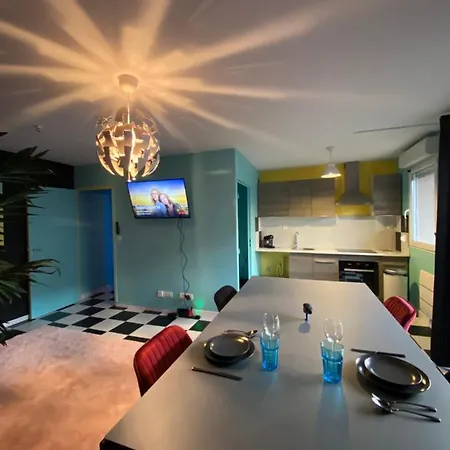 Capsule Miami Vice - Jacuzzi - Billard - Ecran Cinéma&netflix - Ping-pong - Nintendo&jeux- Appartement