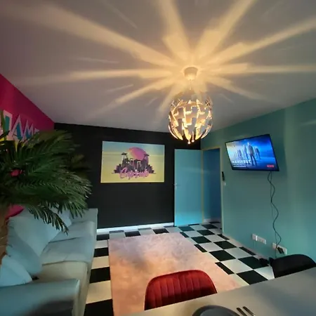 Appartement Capsule Miami Vice - Jacuzzi - Billard - Ecran Cinema & Netflix - Ping-pong - Nintendo & Jeux- Liévin