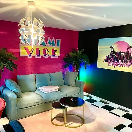 Capsule Miami Vice - Jacuzzi - Billard - Ecran Cinema & Netflix - Ping-pong - Nintendo & Jeux- Appartement