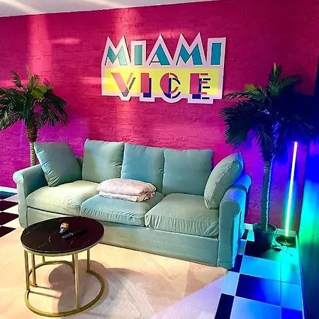 Capsule Miami Vice - Jacuzzi - Billard - Ecran Cinema & Netflix - Ping-pong - Nintendo & Jeux- Apartment Lievin