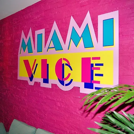 Appartement Capsule Miami Vice - Jacuzzi - Billard - Ecran Cinéma&netflix - Ping-pong - Nintendo&jeux- *