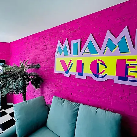 Appartement Capsule Miami Vice - Jacuzzi - Billard - Ecran Cinéma&netflix - Ping-pong - Nintendo&jeux- Liévin