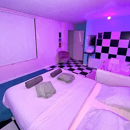 Capsule Miami Vice - Jacuzzi - Billard - Ecran Cinéma&netflix - Ping-pong - Nintendo&jeux- Liévin