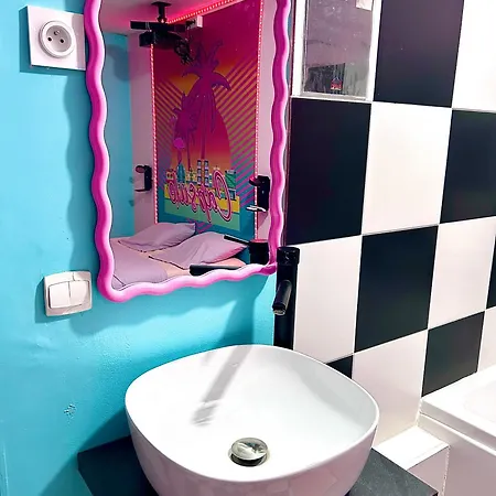 Capsule Miami Vice - Jacuzzi - Billard - Ecran Cinéma&netflix - Ping-pong - Nintendo&jeux- Appartement